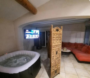 T2 PATIO avec jacuzzi et PISCINE 100m2 au pied du Luberon